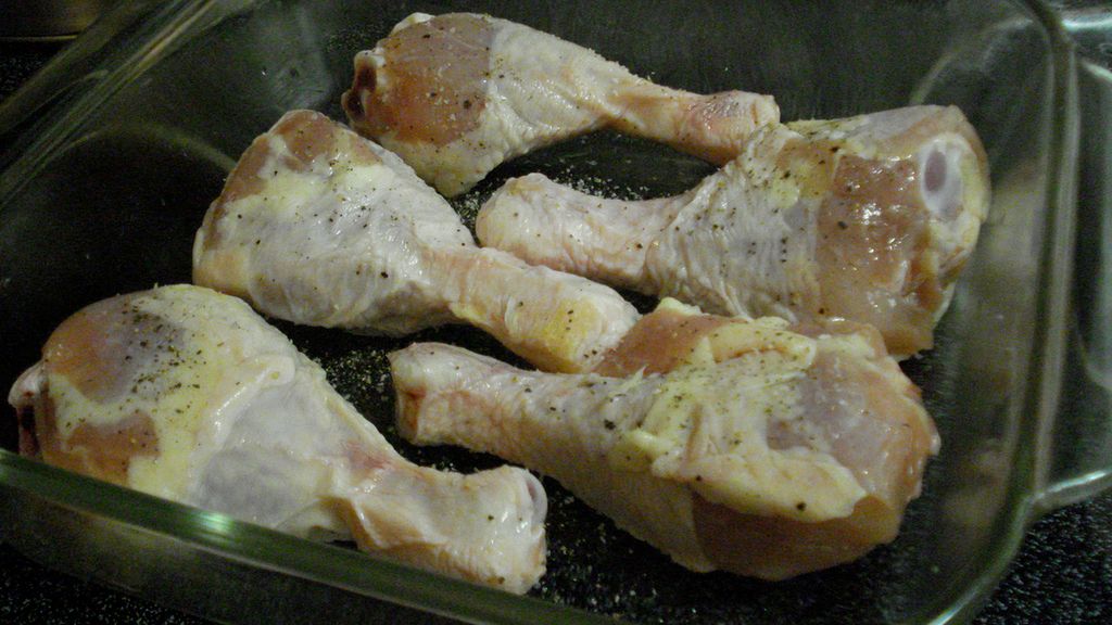 Surowe podudzie z kurczaka w roztworze (mięso ciemne i skóra)