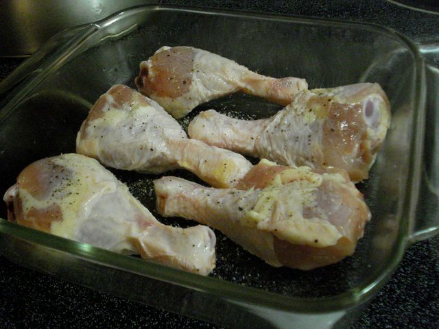 Surowe podudzie z kurczaka w roztworze (mięso ciemne i skóra)