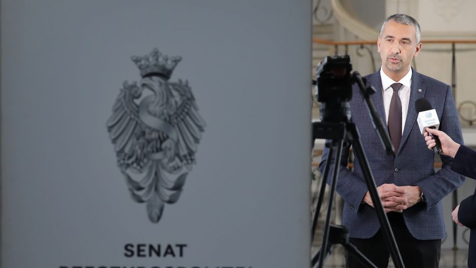 Warszawa, 14.11.2023. Senator PiS Marek Pęk podczas wypowiedzi dla mediów na korytarzu Senatu w Warszawie, 14 bm. Trwa posiedzenie inaugurujące X kadencję Sejmu. W drugim dniu obrad posłowie zajmą się m.in. wyborem sekretarzy Sejmu oraz członków KRS. (amb) PAP/Tomasz Gzell