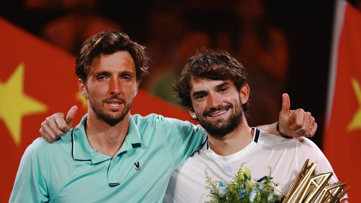 PAP/EPA / Alex Plavevski / Na zdjęciu: Arthur Rinderknech (z lewej) i Valentin Vacherot, finalista i mistrz Rolex Shanghai Masters 2025