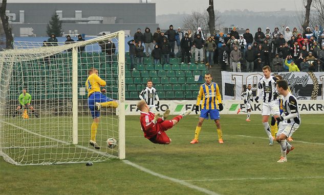 Łukasz Grzeszczyk strzela bramkę na 3:1 w starciu z Arką Gdynia, fot. Jarosław Para, sandecja.com.pl
