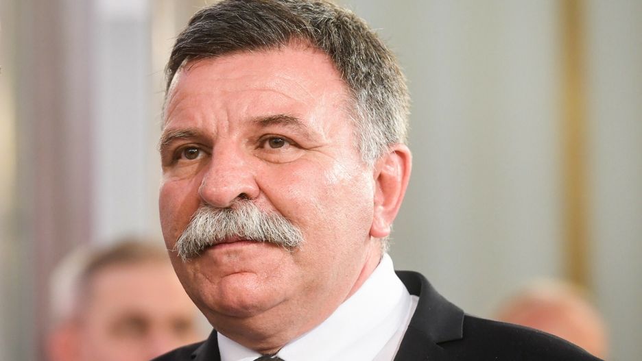 Ostrowiec Świętokrzyski. Na drzwiach biura posła Andrzeja Kryja przyklejono plakat z Joanną Lichocką