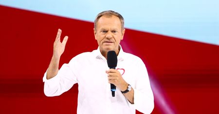 Peruki na wiecu Tuska. Przywołał słowa córki i się zaczęło