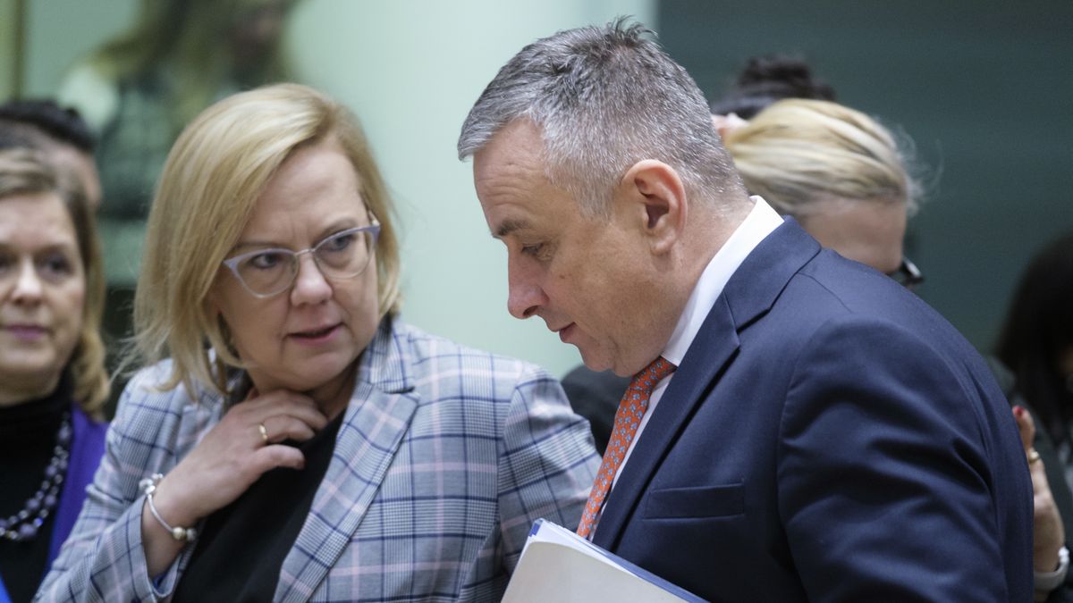 BRUSSELS, BELGIUM - DECEMBER 19: Polish Minister of Climate and Environment Anna Moskwa (L) talks with the Czech Minister of Industry and Trade, President of the Council Jozef Sikela (R) prior an EU Energy Ministers meeting in the Europa, the EU Council headquarter on December 19, 2022 in Brussels, Belgium. EU energy ministers will seek a general approach on the proposal for a regulation on methane emissions reductions in the energy sector. Ministers will also aim to reach a general approach on the proposal for a REPowerEU directive that would amend EU legislation on renewable energy, energy efficiency and energy performance of buildings. (Photo by Thierry Monasse/Getty Images)
