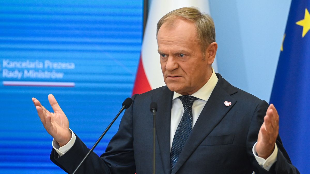 Warszawa, 26.06.2024. Premier Donald Tusk podczas konferencji prasowej w KPRM w Warszawie, 26 bm. Na konferencji przekazano decyzję ws. Centralnego Portu Komunikacyjnego. (mr) PAP/Piotr Nowak
