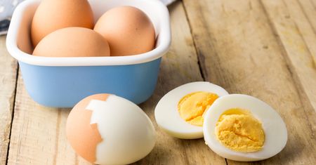 Jak ugotować perfekcyjne jajko na twardo? 5 praktycznych porad dotyczących gotowanych jajek