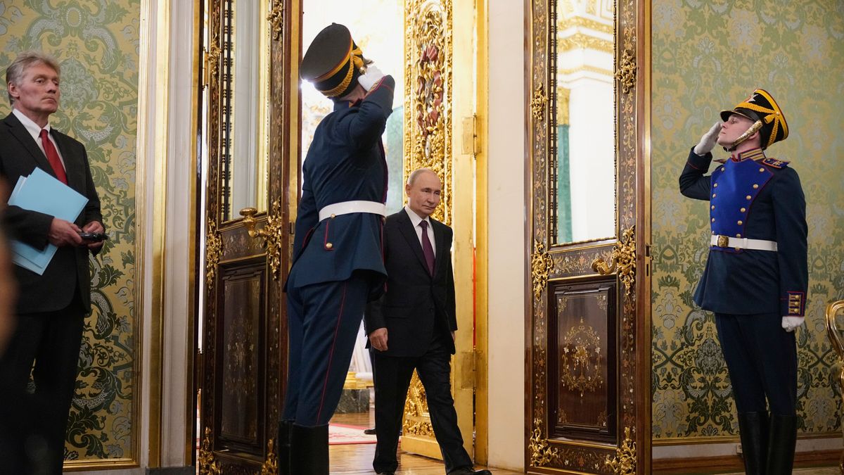 Russian President Vladimir Putin (C) enters a hall for his talks with the interim president of the Republic of Mali as Kremlin spokesman Dmitry Peskov (L) stands at the Kremlin in Moscow, Russia, 23 June 2025. EPA/PAVEL BEDNYAKOV / POOL Dostawca: PAP/EPA.