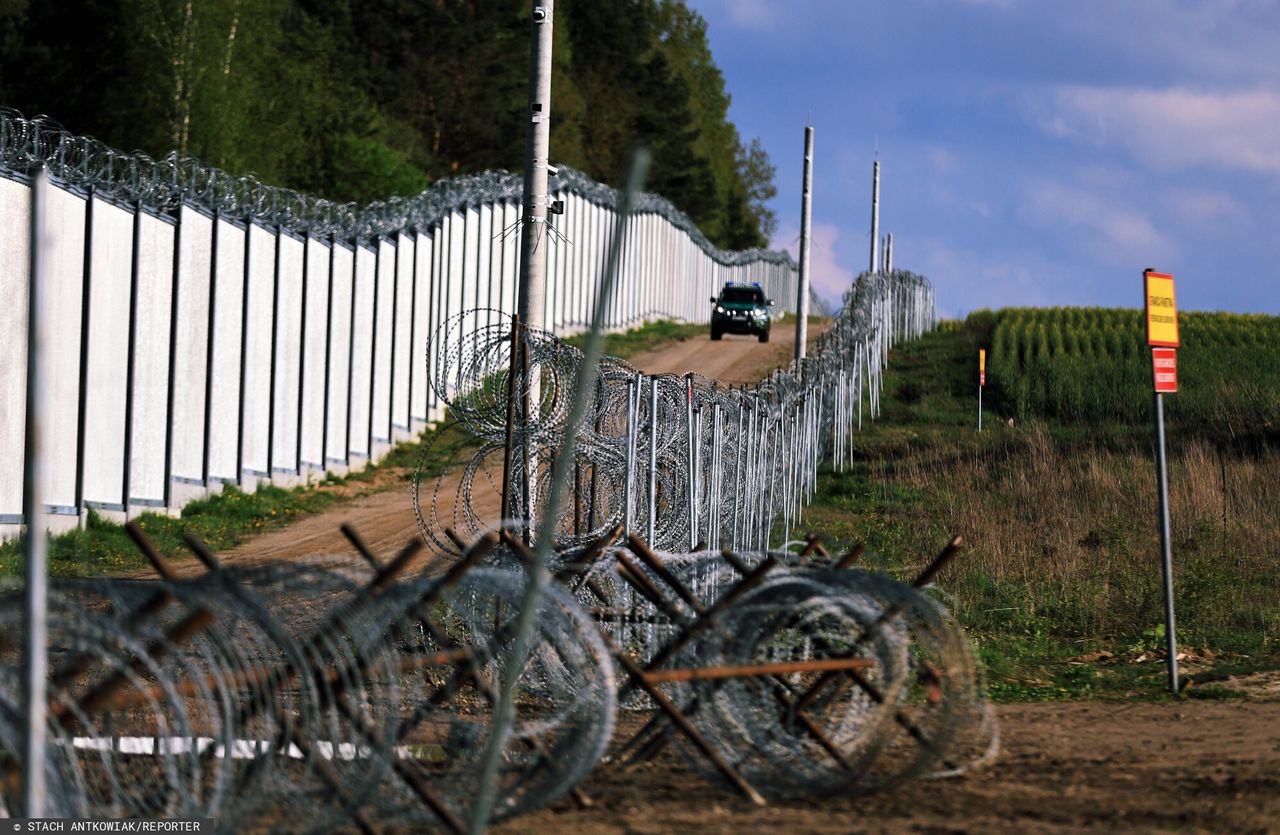BYPOL: Migranci grupują się przy granicy. Są komunikaty o próbie forsowania zapory