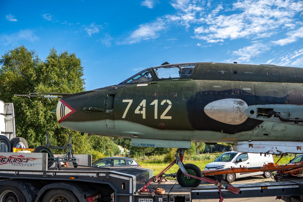 Transport samolotu Su-22 nr 7412 do hangaru w Pile