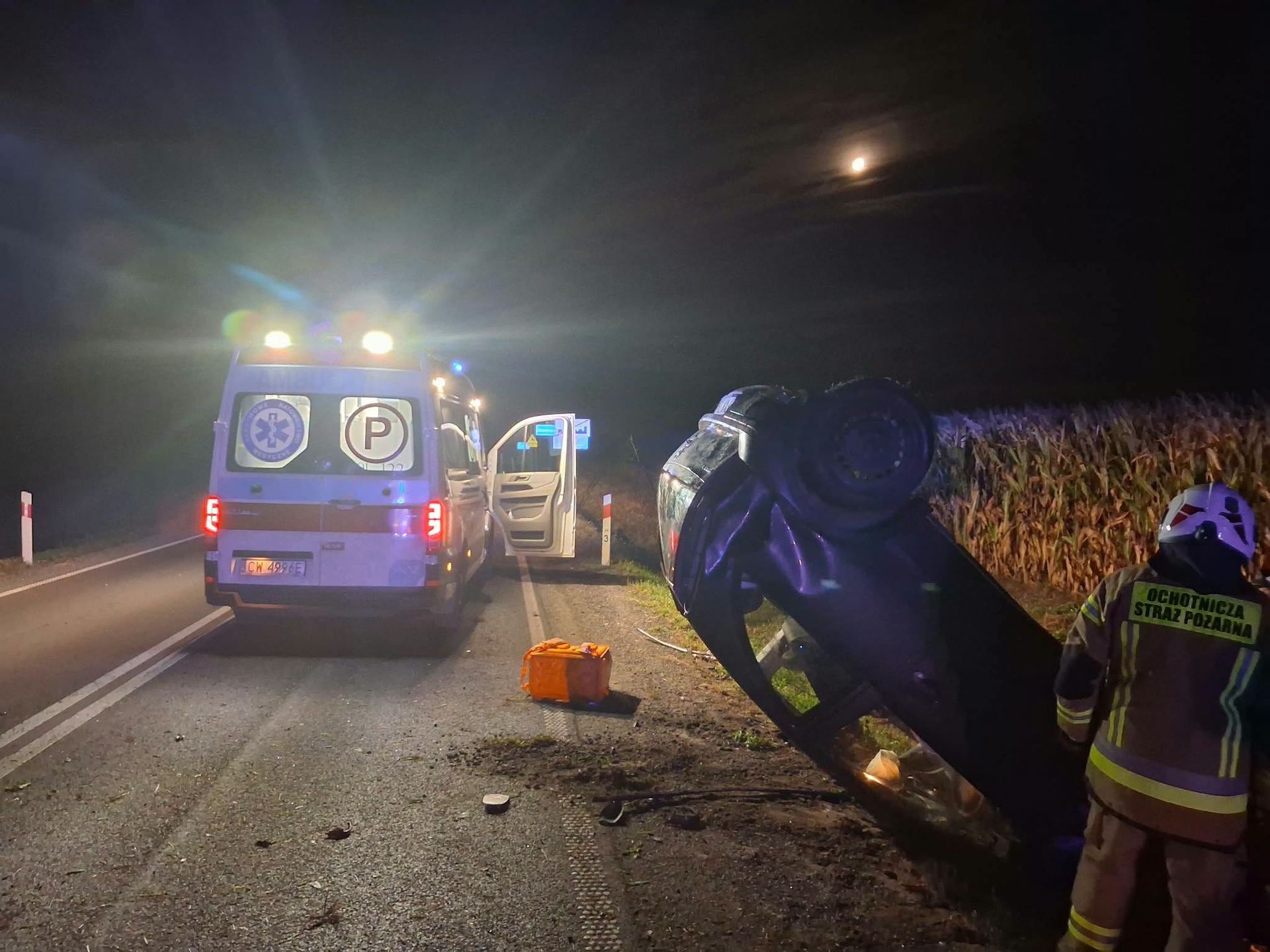 Nocne dachowanie auta w Izbicy Kujawskiej