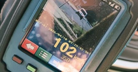 102 km/h w terenie zabudowanym. 66-latka straciła prawo jazdy