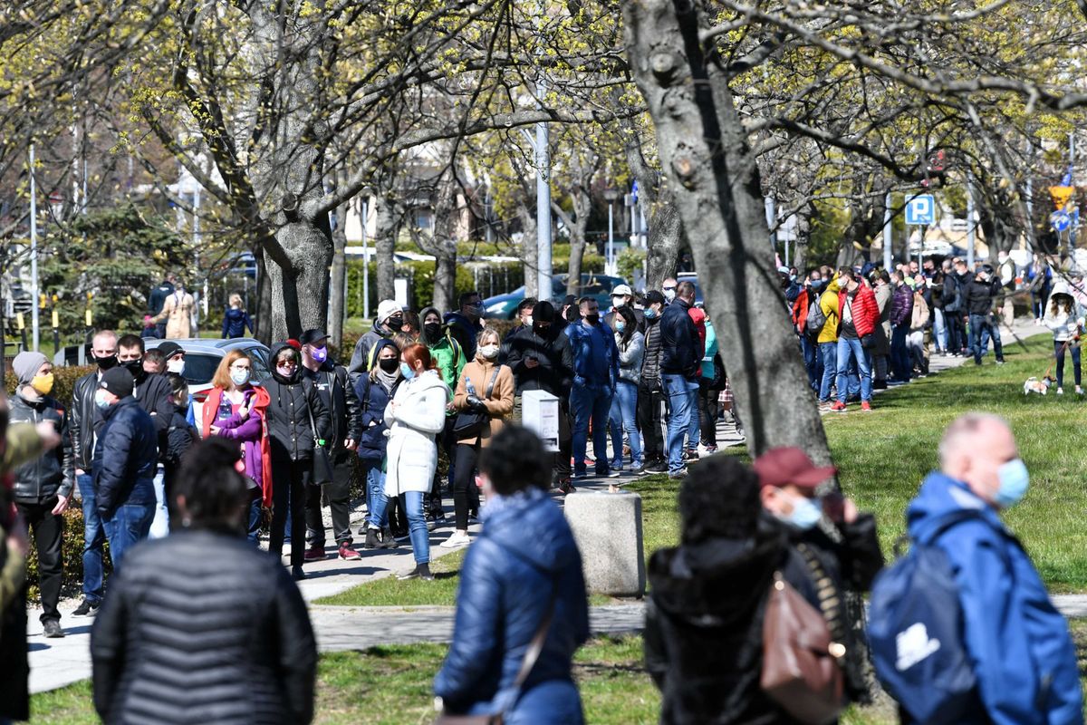 "Zaszczep się w majówkę". Kolejka przed punktem mobilnym w Gdyni 