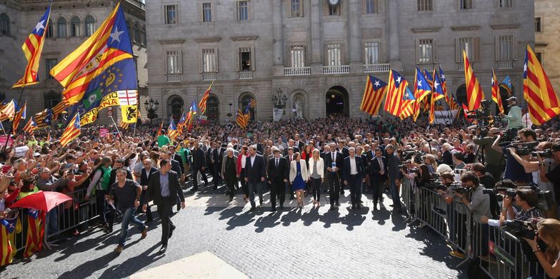 Członkowie katalońskiego rządu po deklaracji niepodległości