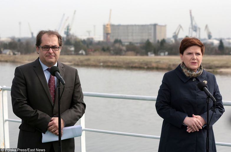 Premier Beata Szydło i minister gospodarski morskiej Marek Gróbarczyk