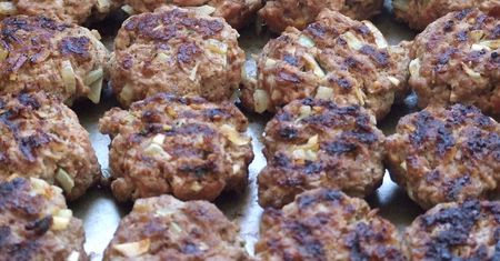 Burgery z mięsa mielonego z wołowiny (85% mięsa, 15% tłuszczu) opiekane na patelni