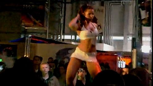 PGA 2009: tańcząca hostessa 1