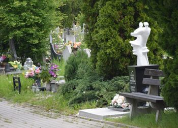 "Tańcząca para" na grobie Augustyna Dyrdy i jego żony Mirosławy w Tychach