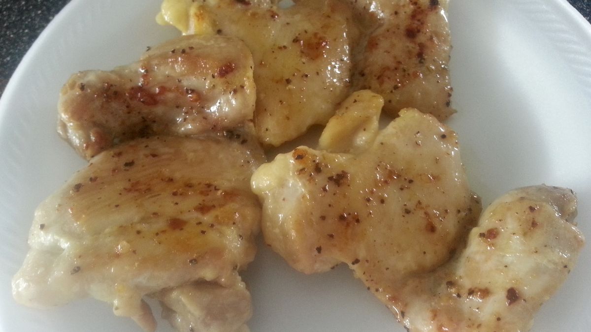 Opiekany udziec z kurczaka w roztworze (mięso ciemne i skóra)