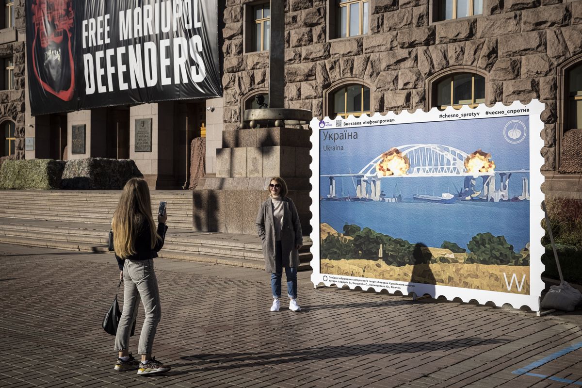 Nastroje wokół Krymu gęstnieją. W Kijowie ludzie robią sobie zdjęcia z miejską instalacją, przedstawiająca znaczek pocztowy, który uwiecznia wybuch na Moście Krymskim 8 października
