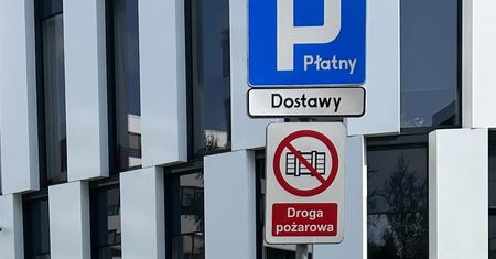 Stawiają niezgodnie z logiką. Ta tabliczka to nie znak