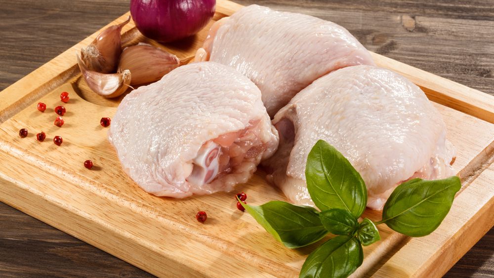 Surowy udziec z kurczaka w roztworze (mięso ciemne i skóra)