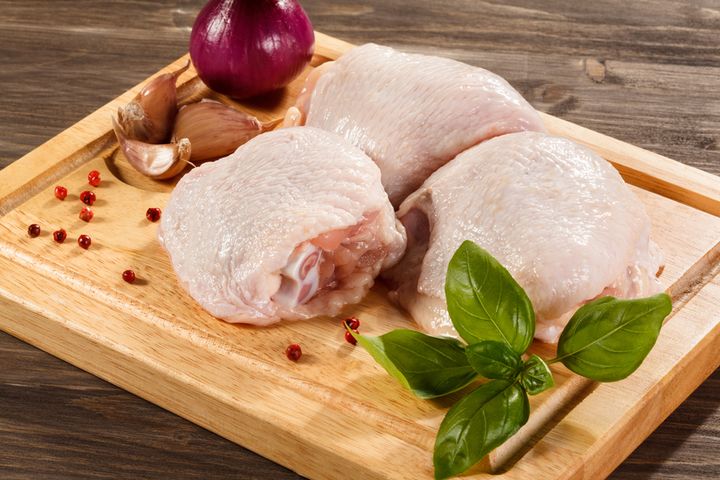 Surowy udziec z kurczaka w roztworze (mięso ciemne i skóra)