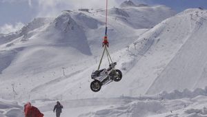 Szczyt góry, śnieg i helikopter w akcji. Avintia Racing zrobiła show na prezentacji