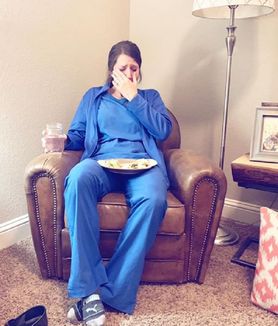 Zdjęcie zmęczonej pielęgniarki Caty Nixon po czwartym dyżurze. Płaczącą kobietę sfotografowała jej siostra bliźniaczka