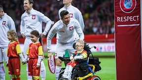 Wzruszająca chwila przed meczem Polski z Czarnogórą. Robert Lewandowski spełnił marzenie chłopca (galeria)