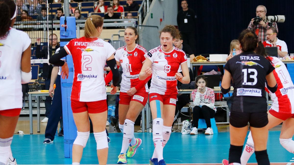 WP SportoweFakty / Justyna Serafin / Na zdjęciu: siatkarki ŁKS-u Commerceconu Łódź. Wśród nich Agata Wawrzyńczyk (trzecia od lewej)