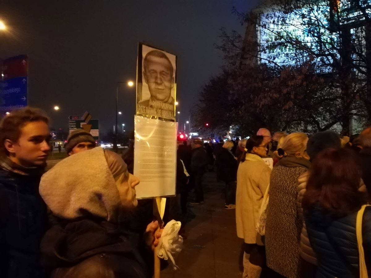 Szli w milczeniu dla Piotra Szczęsnego. Przeciwnicy: "Sami się spalcie!"