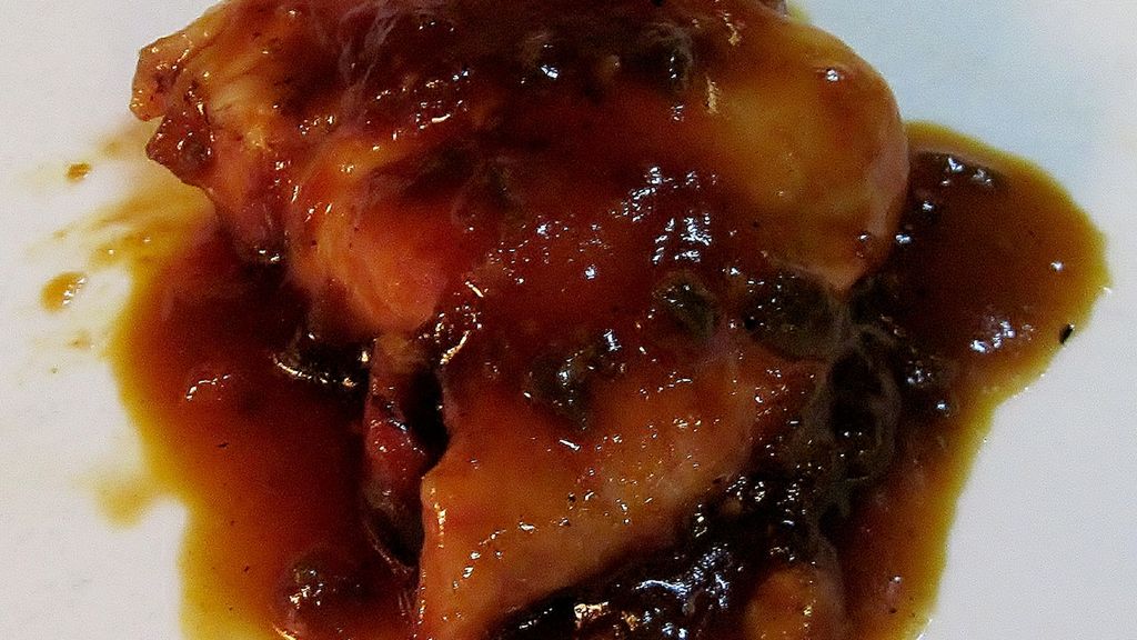 Korpus z kurczaka w sosie BBQ pieczony na rożnie