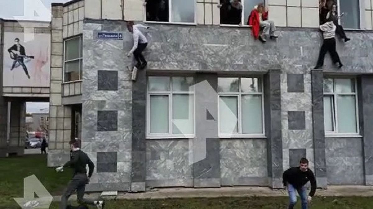 Studenci wyskakują z okien uczelni, gdzie doszło do strzelaniny 