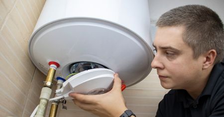 Korzystanie z bojlera może być tańsze. Ten trik obniży rachunki