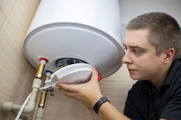 Korzystanie z bojlera może być tańsze. Ten trik obniży rachunki