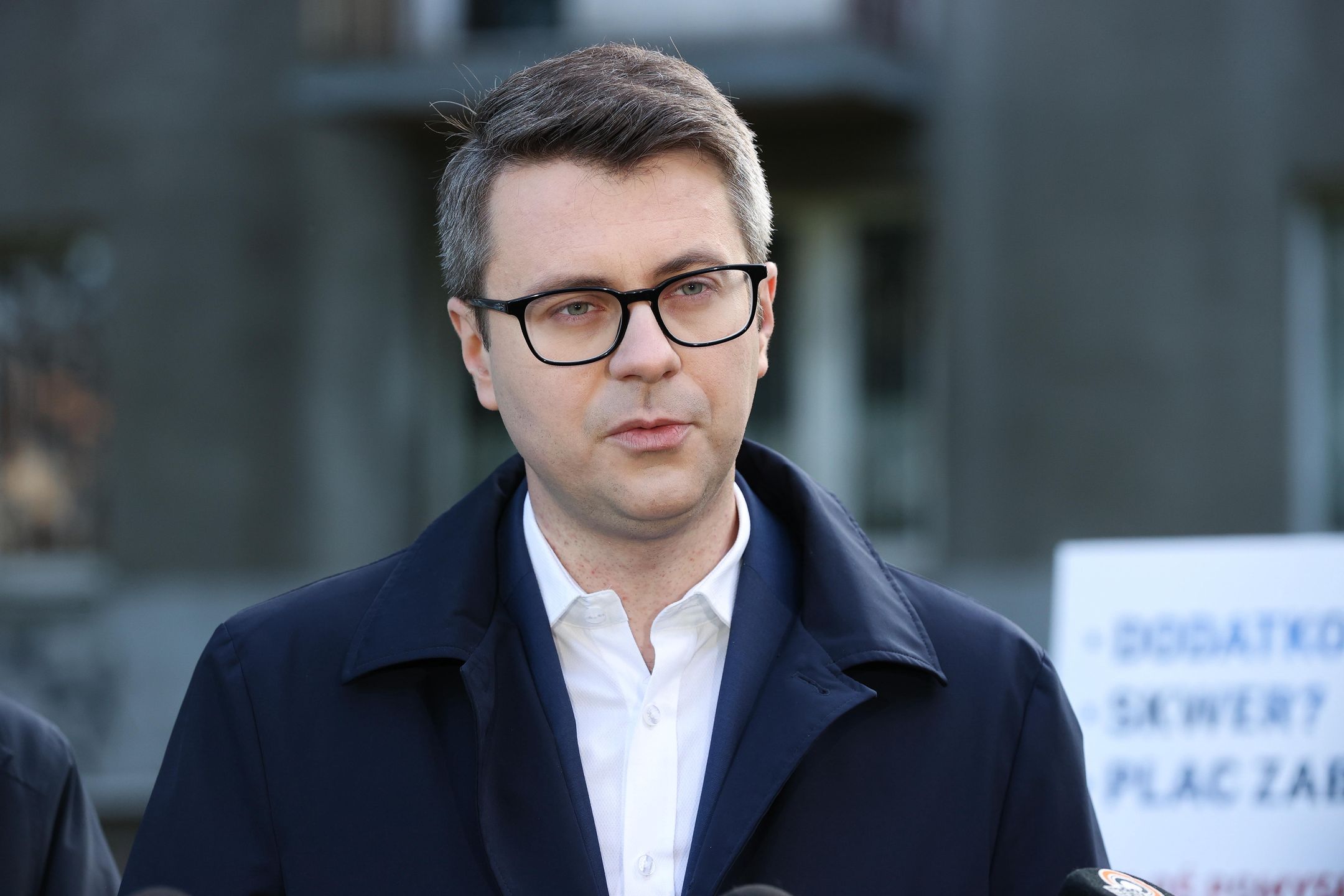 Brakuje pieniędzy w KPRM? PiS odpowiada na zarzuty