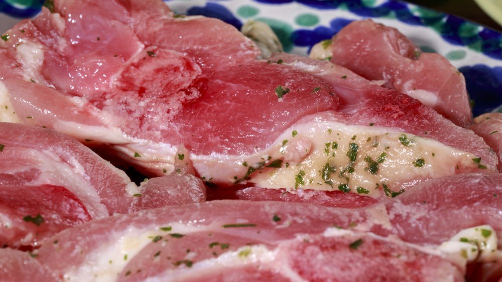 Surowe mięso z indyka (ciemne) w roztworze