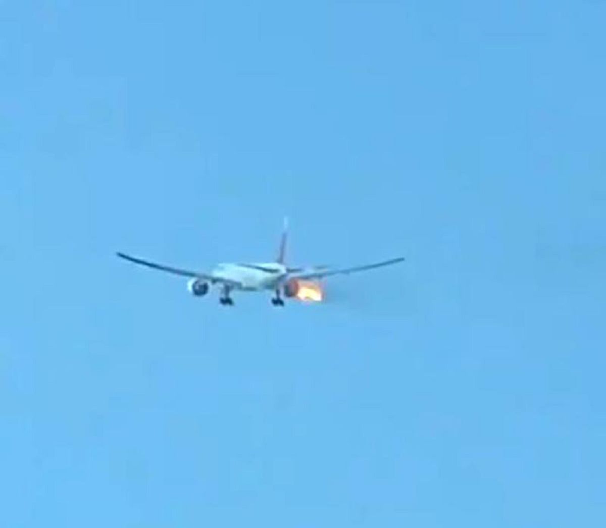 Samolot zaczął płonąć w trakcie lotu. Dramatyczne chwile na pokładzie Boeinga 777 [Zobacz wideo]