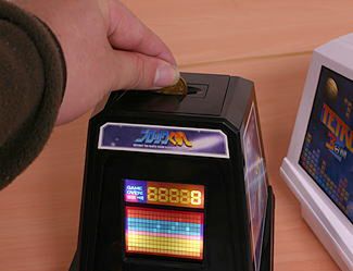 Retro mini-automat do gier z funkcją skarbonki