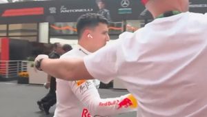 Stracił nad sobą panowanie, odepchnął kibica. Kierowca F1 ma problemy
