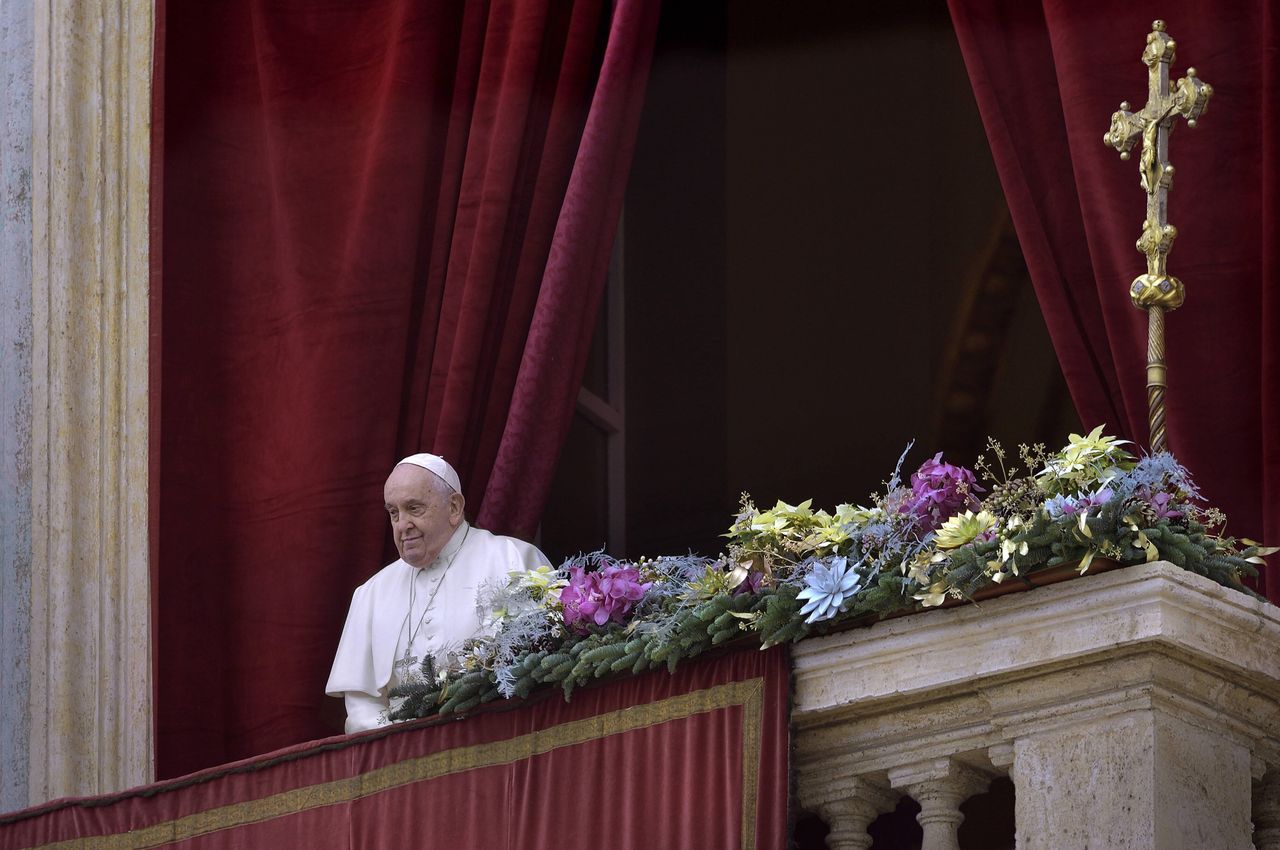 Pope's health falters amid Palm Sunday Mass, prays for peace in war-torn regions