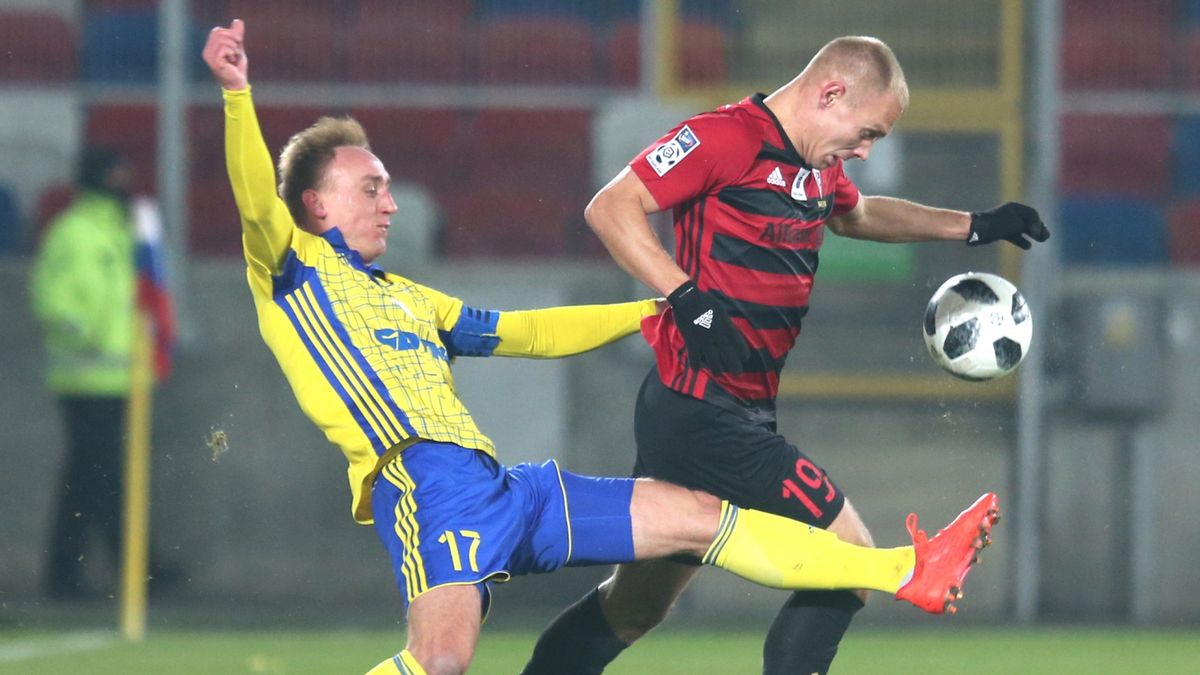 zawodnik Górnika Zabrze Kamil Zapolnik (z prawej) i Adam Marciniak (z lewej) z Arki Gdynia