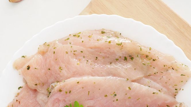 Surowe mięso z indyka (jasne) w roztworze