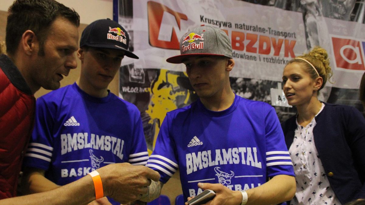 WP SportoweFakty / Maciej Kmiecik / Bracia Pawliccy na meczu koszykówki