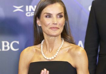 Klasyczne czółenka są już niemodne. Królowa Letizia nosi model "slingback"