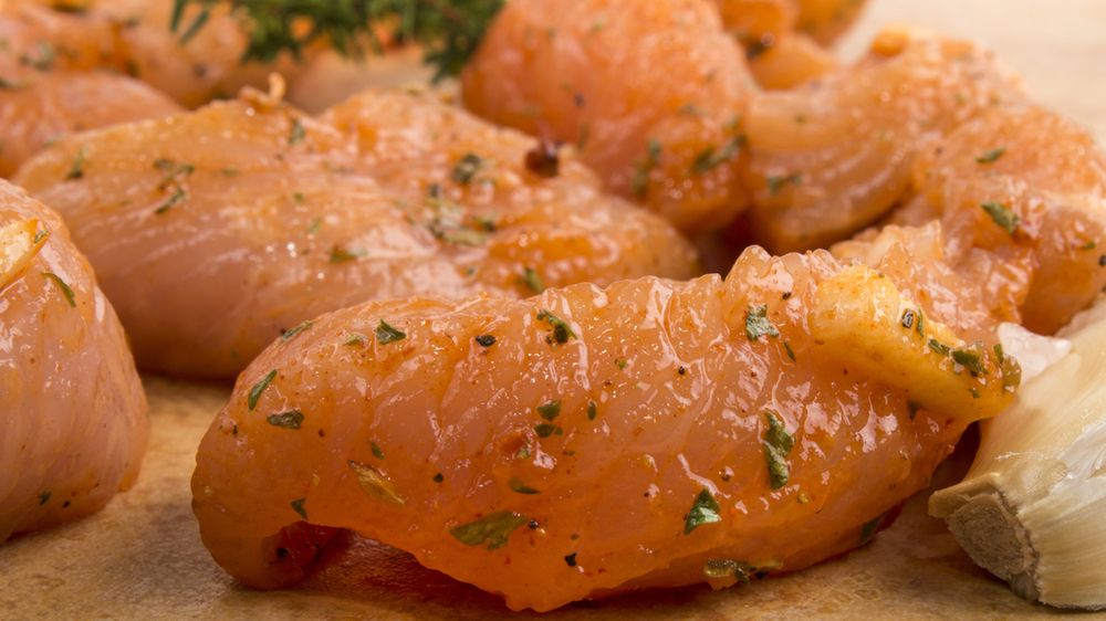 Surowe mięso z indyka (jasne i ciemne) w roztworze