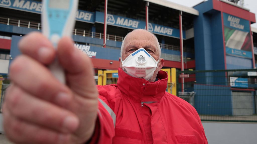 Getty Images / Emilio Andreoli / Na zdjęciu: kontrola temperatury przed wejściem na stadion