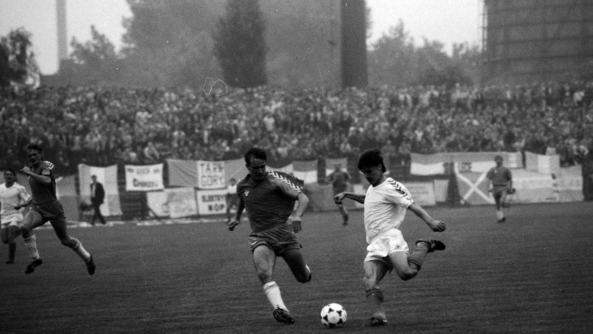 Mecz Ruch Chorzów - Górnik Wałbrzych  Ruch Chorzów został Mistrzem Polski w piłce nożnej w roku 1989
