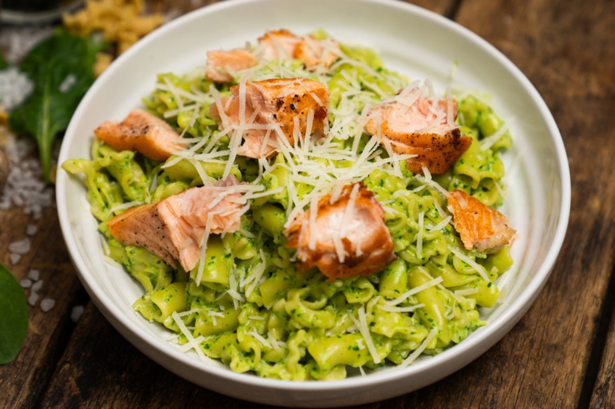 Master the art of quick, delicious meals with this spinach pasta extravaganza with salmon recipe