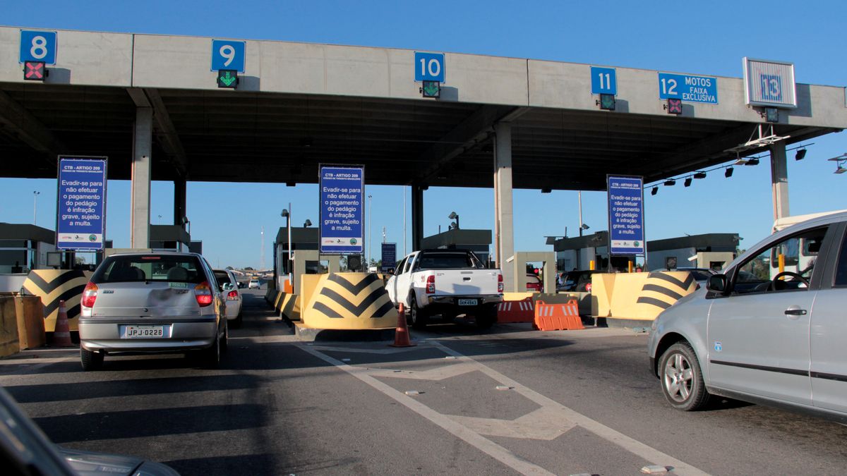 candeias, bahia / brazil - december 12, 2012: view of the toll plaza on highway BR 324, in the municipality of Candeias."n"n